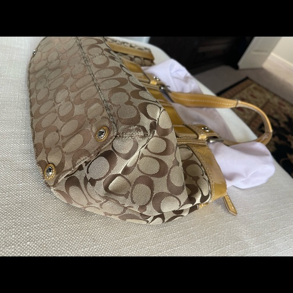 Coach beige, signature, soho, pleated, jacquard, bag/purse and matching wallet. - Picture 3 of 13